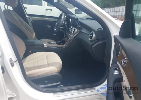 2019 Mercedes-Benz C 300 z USA, uszkodzony, nr VIN 55SWF8DB4KU282844